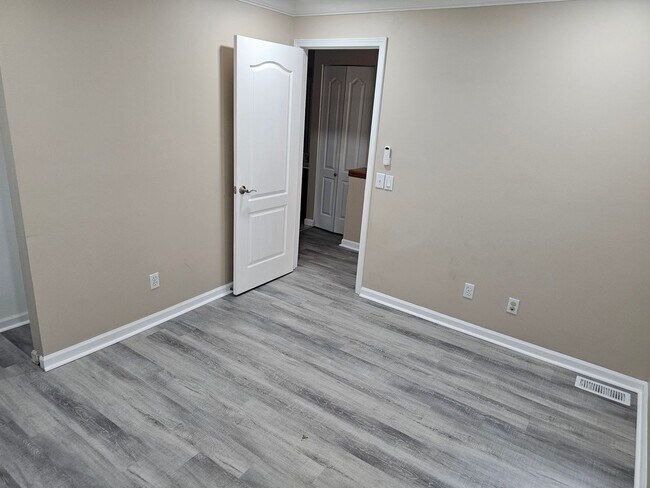 Building Photo - Wonderfully Remodeled Tri Level 3BR/2BTH Soulard Townhouse