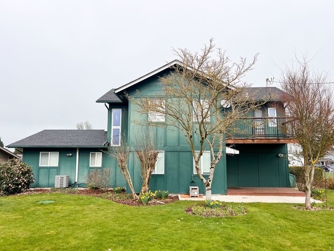 Building Photo - 4BD/2BA SUBURBAN HOME IN COBURG