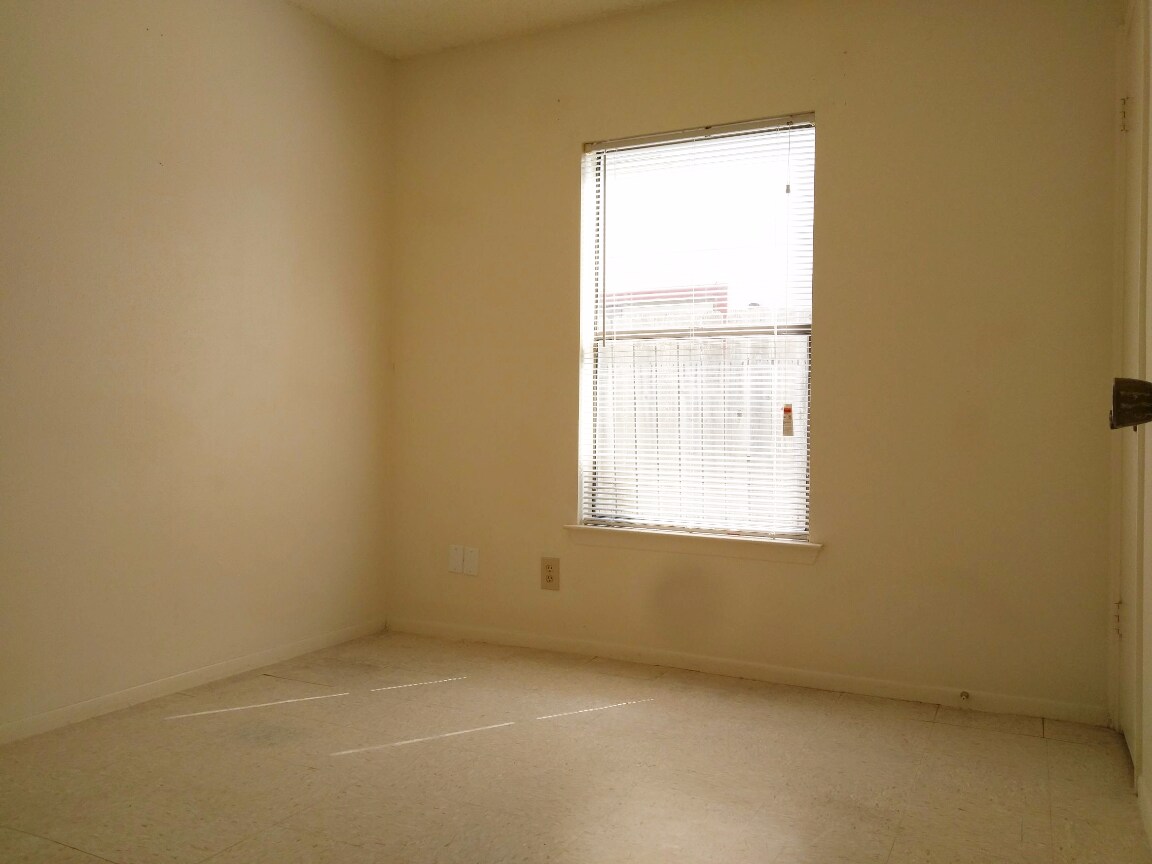 Bedroom 3 or Office - 2506 corian glen dr