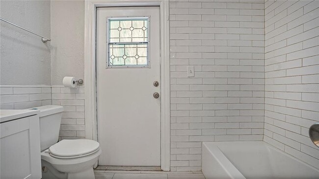 Building Photo - 2992 Chantilly Ave