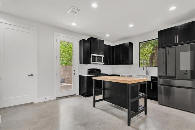 Building Photo - 408 W Odell St