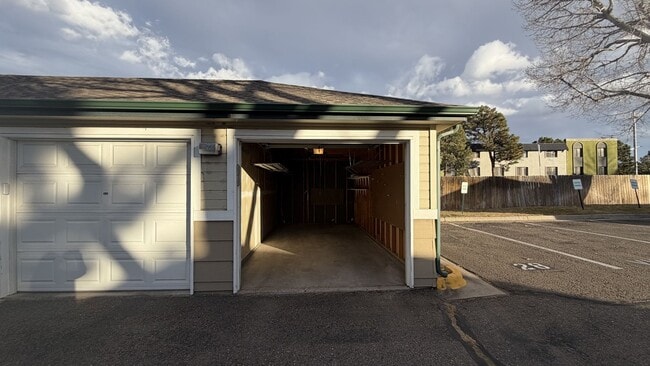 Building Photo - Light-Filled Corner Condo with Garage + Reserved Parking in Gated Community