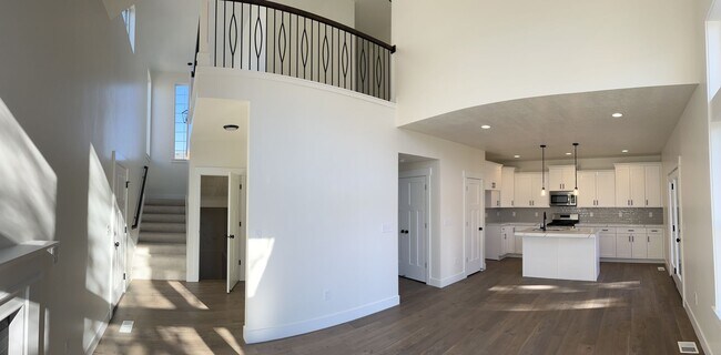 Building Photo - 682 E Benbrook Ln