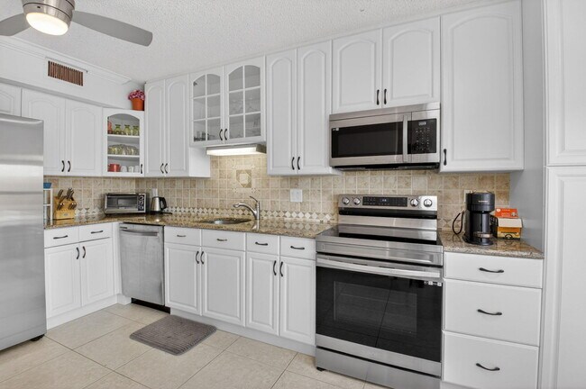 Building Photo - 7129 Promenade Dr