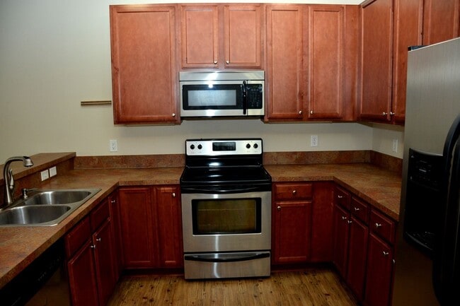 Building Photo - ENJOY CAREFREE LIVING AT IT'S BEST W/ PRIME LOCATION NEAR TOWN CENTER!!