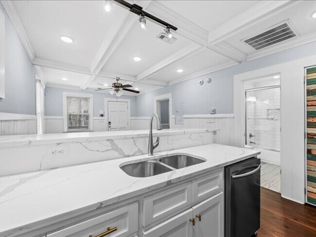 Building Photo - 2 Bedroom, 2 Bath Home with ADU Downtown Charleston!