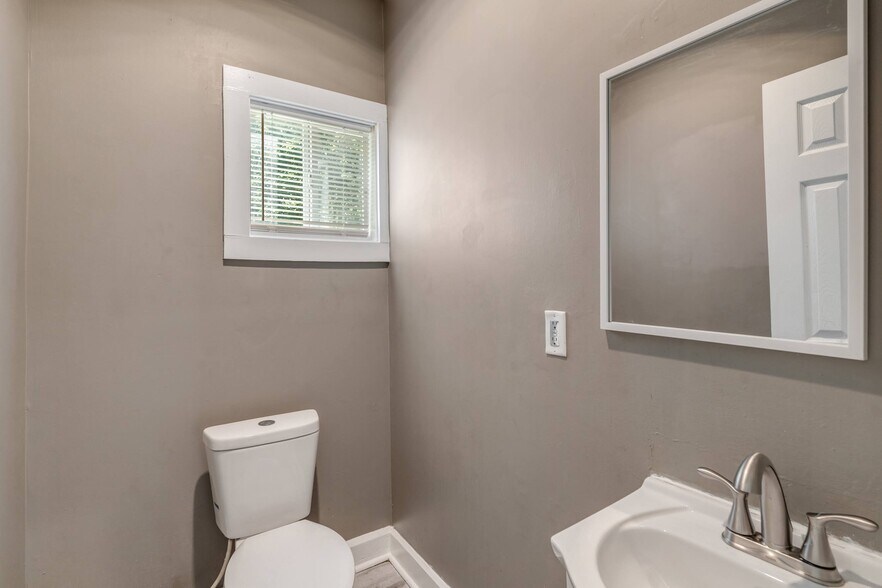 Building Photo - 717 N Grant Ave