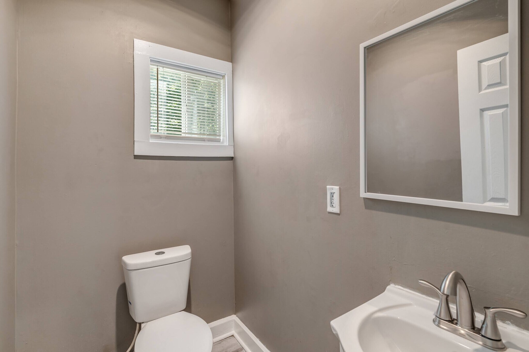 Building Photo - 717 N Grant Ave