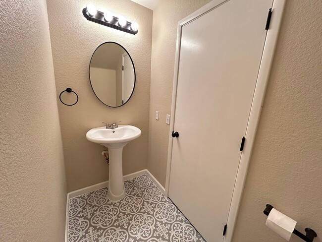Building Photo - Gated Townhome 3-Bedrooms 2.5-Bathrooms!