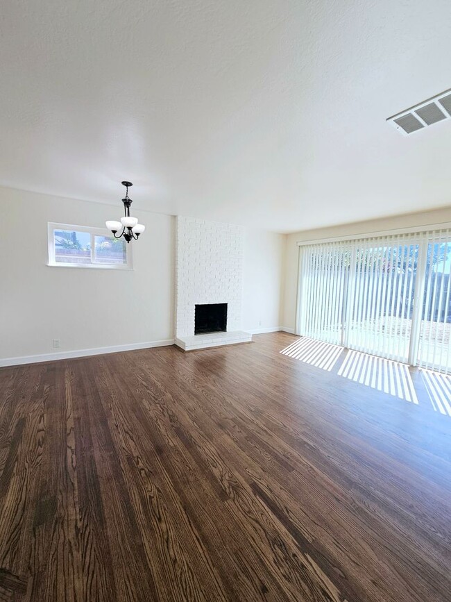 Building Photo - Remodeled 3-bed/2-bath Single Family Home ...