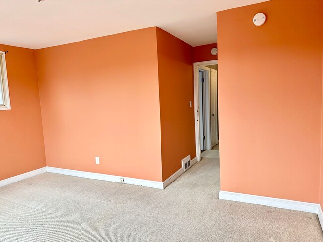 Building Photo - Charming 3-bedroom, 1.5-bathroom! Pets Wel...