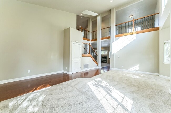 Building Photo - AVAILABLE FOR SHOWING ON 10/15!