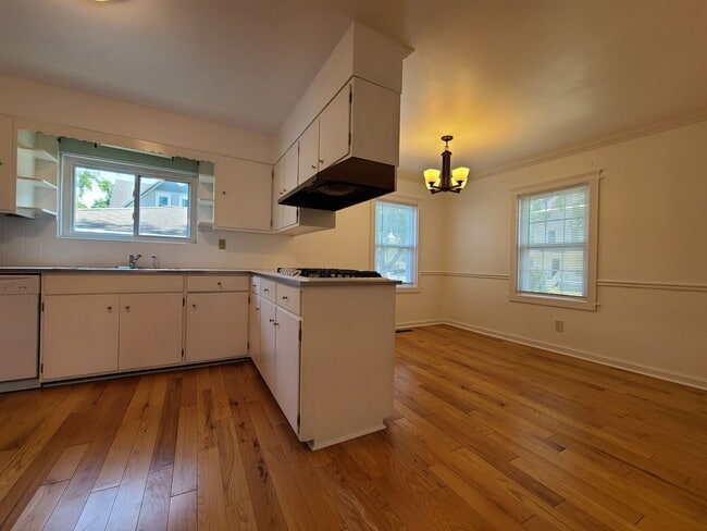 Building Photo - 3-bedroom, 2-bathroom home located in beau...