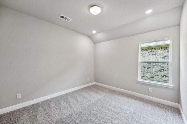 Building Photo - Prime Location Available First of November