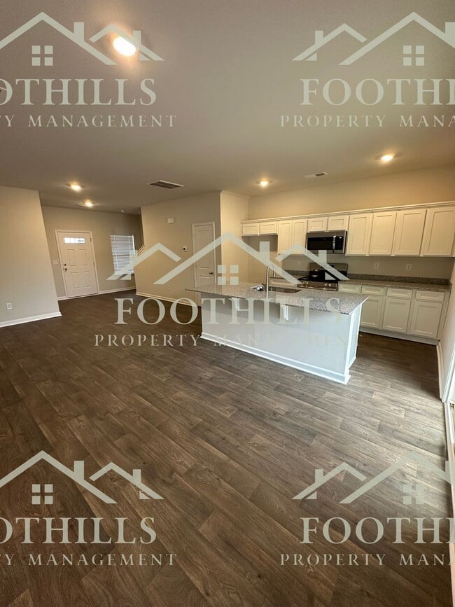 Building Photo - 104 Lowland Dr