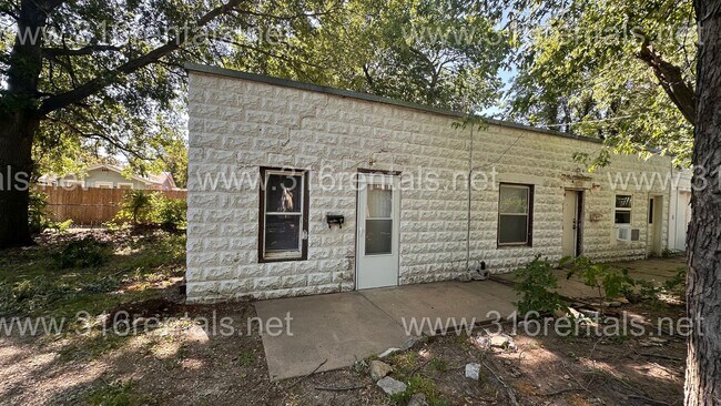 Primary Photo - $525- 1 bed 1 bath - Duplex located in the Sunflower neighborhood