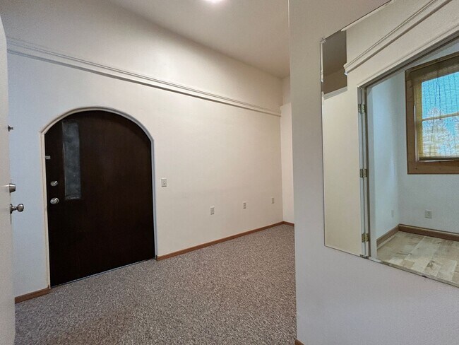 Building Photo - 1 bed 1 bath Duplex in South Hamilton with Large Shop