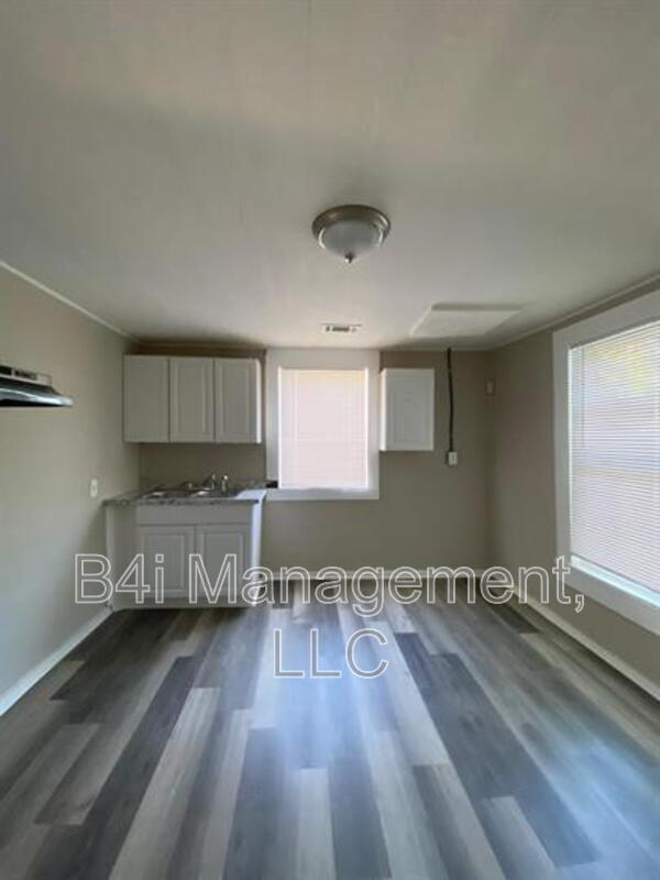 Building Photo - 108-108 De Groat St