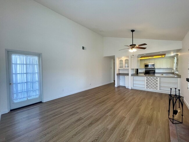 Building Photo - Large 2 bedroom condo in well desired La Jolla area