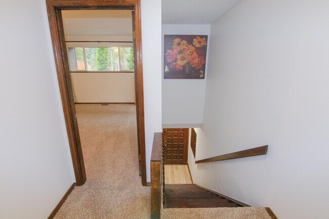 Building Photo - 3 bedroom 2 bathroom duplex in South Eugene!
