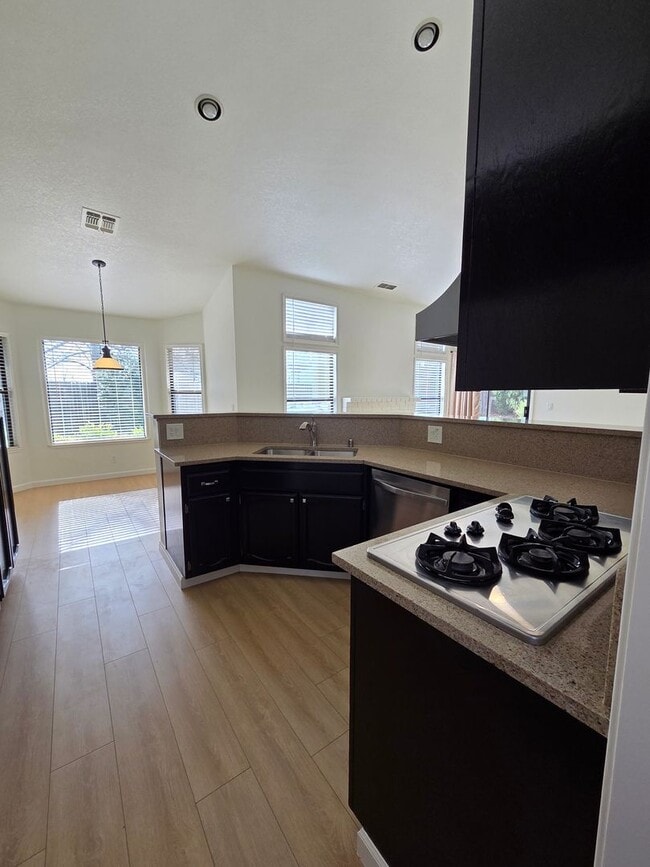 Building Photo - Super clean! 3 Bdrm, 2 Bath near Lembi Park