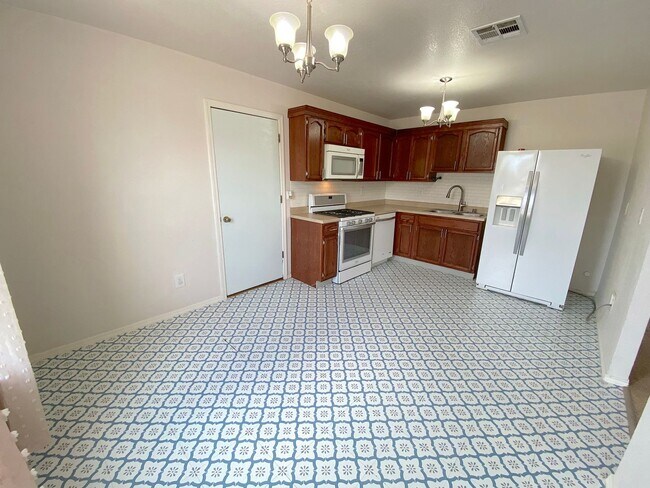 Building Photo - Northeast El Paso(Mesquite Hills 3bed with Refrig A/C and Solar Panels!