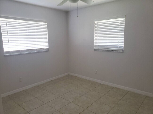 Building Photo - 2/2/1 Single Family Home Available NOW!