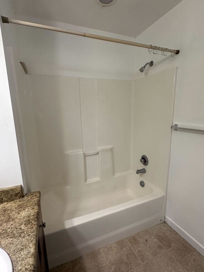 Building Photo - Gorgeous Condo!