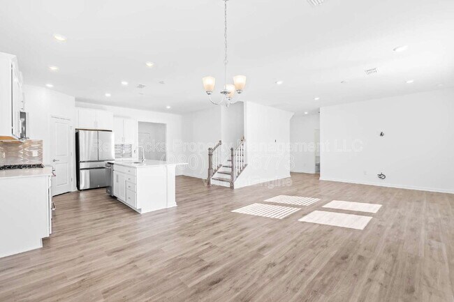 Building Photo - 2133 Riverbend Ave