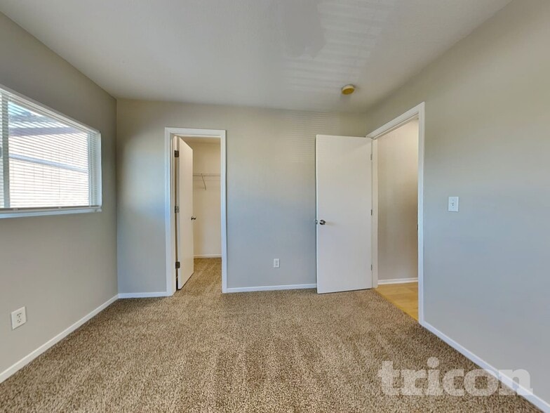 Building Photo - 9696 Canyon Meadows Dr