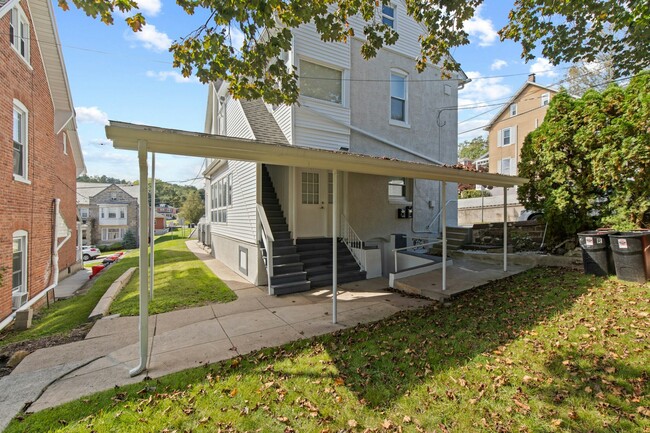 Building Photo - 17 N Church St