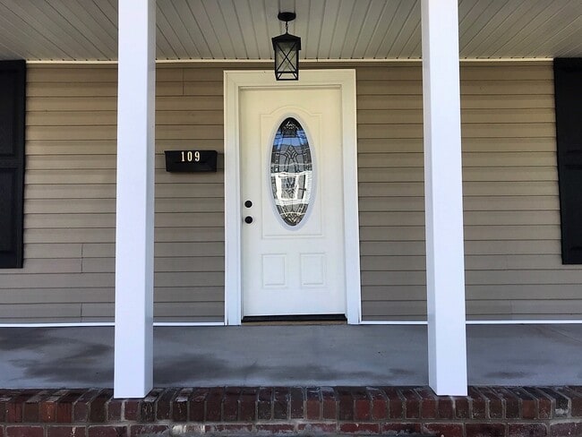 Building Photo - Beautiful 3 Bed 3.5 Bath House