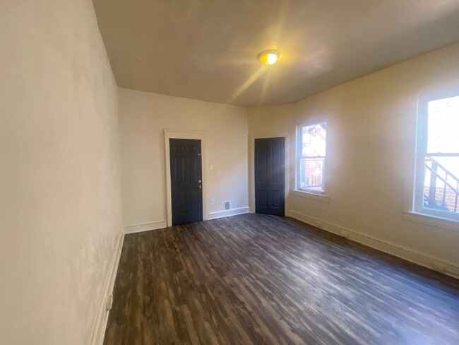 Building Photo - 402 E Market St