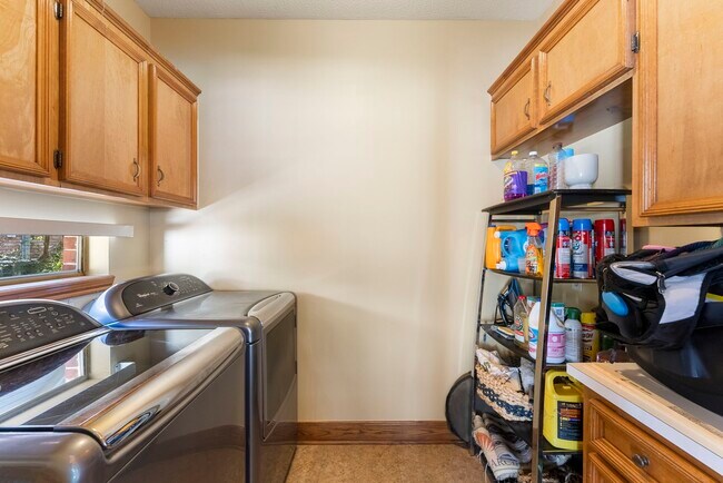 Building Photo - 11 Hornsilver Pl