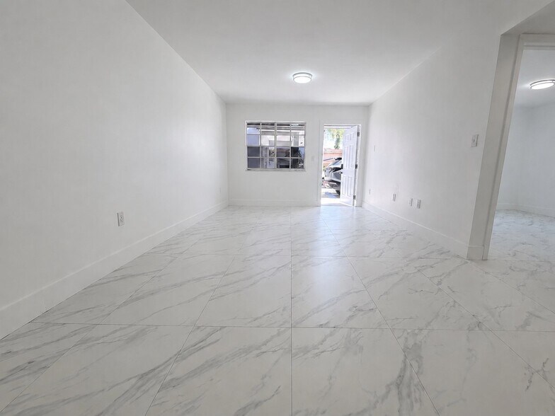 Building Photo - 1270 W 42nd St