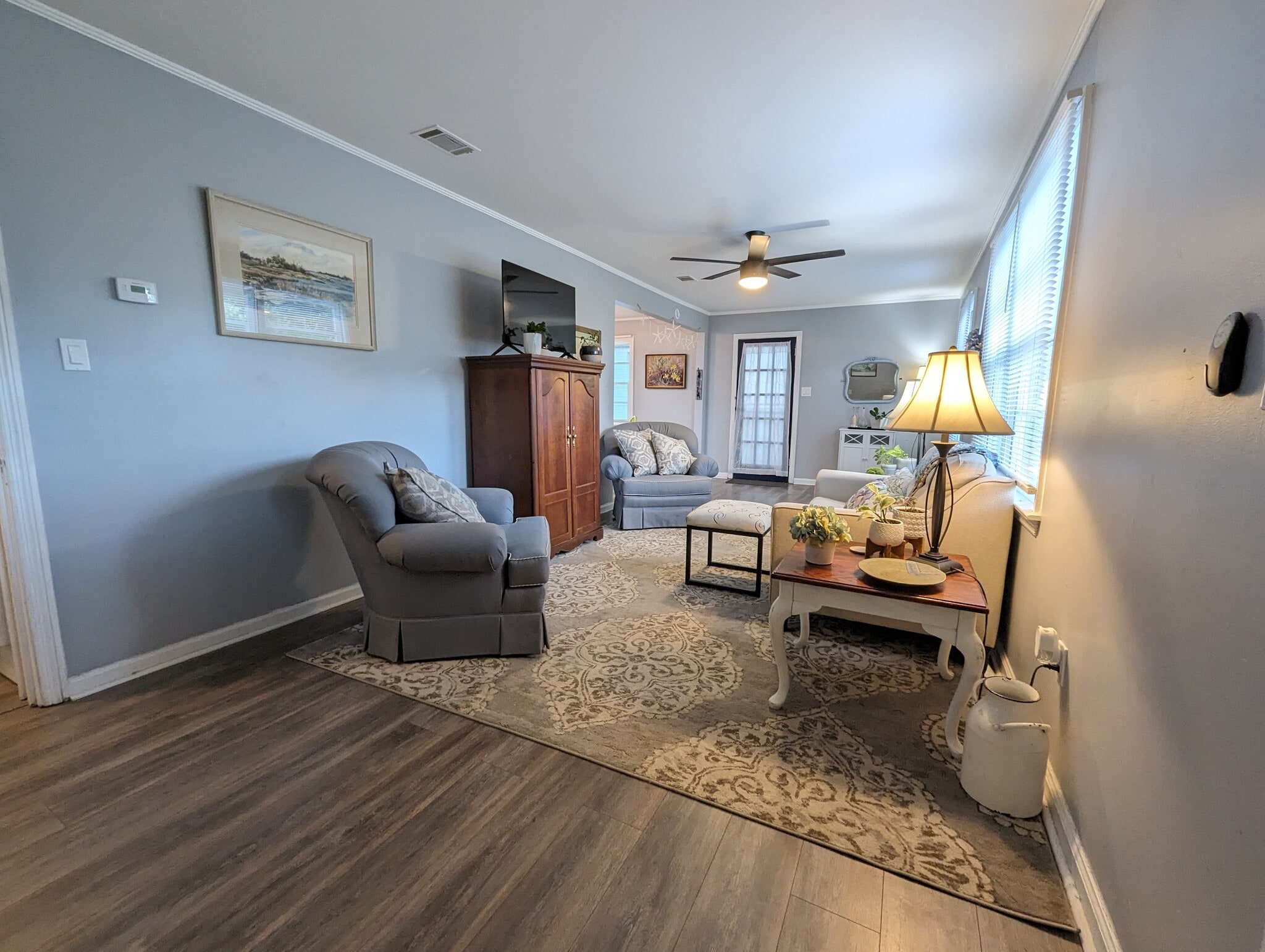 Brigh and airy open floor plan! - 4107 Crane St