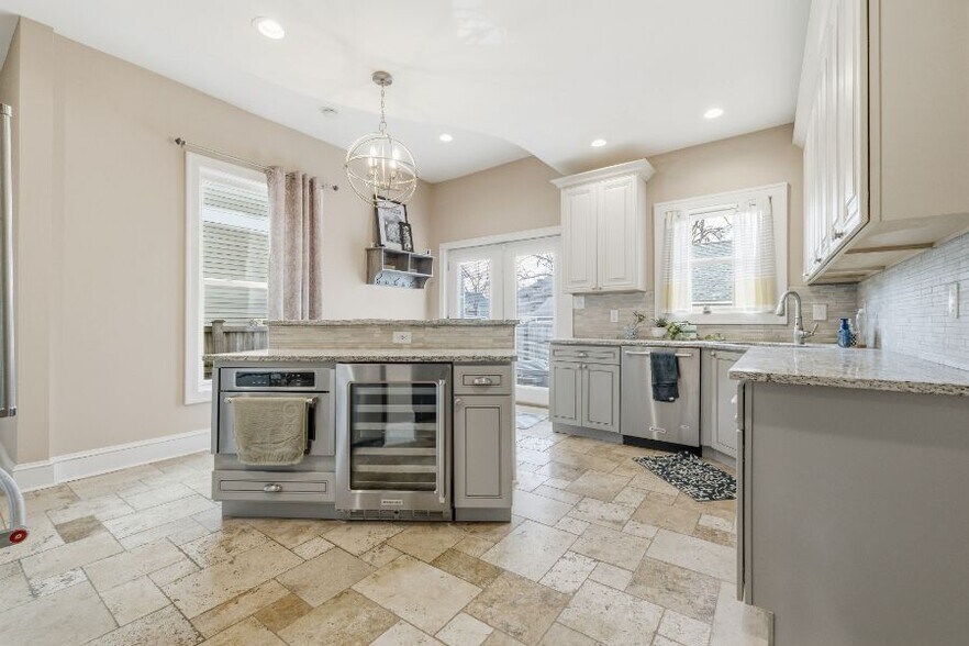 Building Photo - 2130 N Delaware St