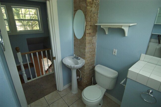 Building Photo - 1107 W 22nd St