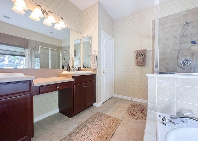 Building Photo - Furnished Rental in Golf Cart District!