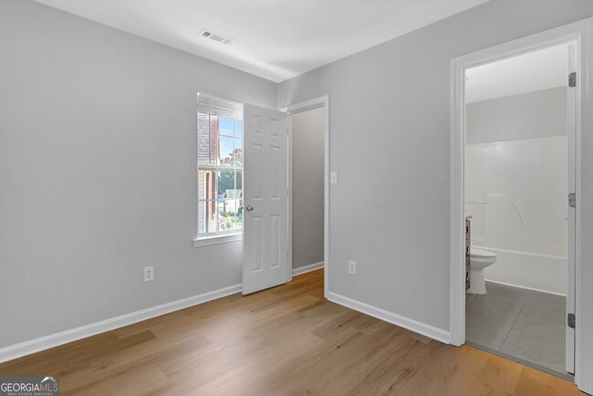 Building Photo - 569 N Fairfield Dr