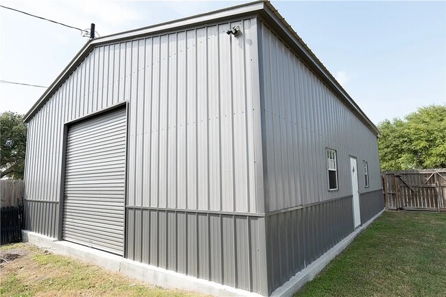 Building Photo - 100 Lone Oak St