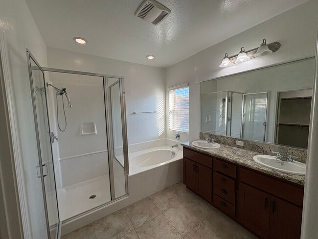 Building Photo - NW Visalia Home Near Shopping Center Available Now!