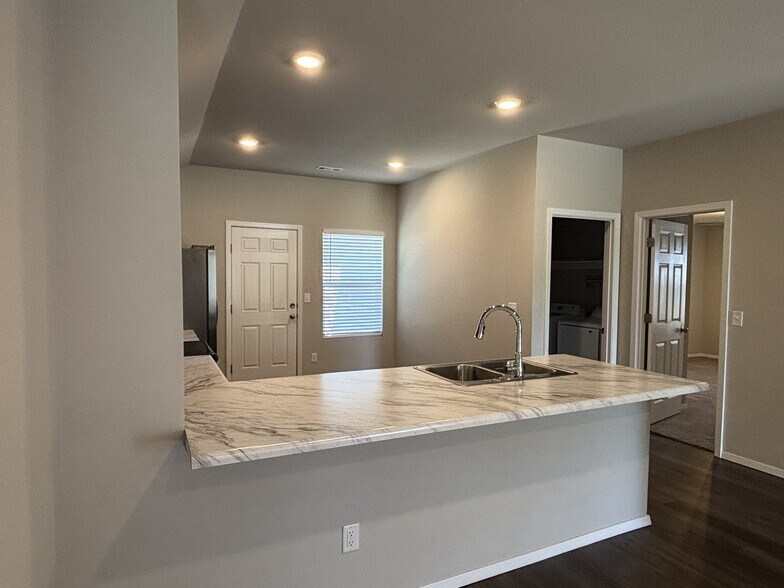 Building Photo - 1075 S Nighthawk Ln