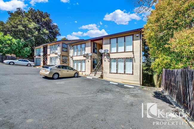 Building Photo - 136 Frisbie St