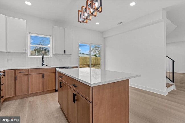 Building Photo - 265 Holly Dr