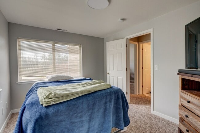 Building Photo - Recently Updated 3 Bedroom and 3 Bath Town...