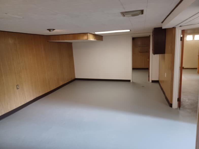 Building Photo - 9814 Quandt Ave