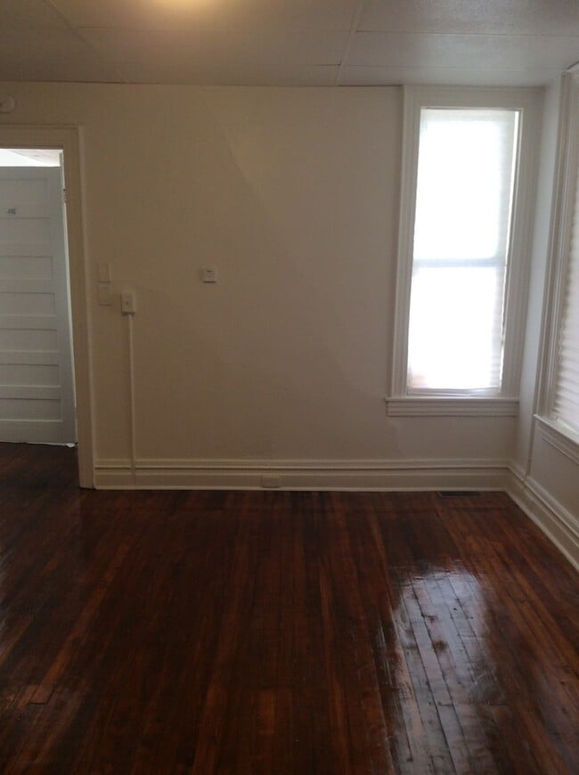 Building Photo - 1st floor with parking-Video in pictures!
