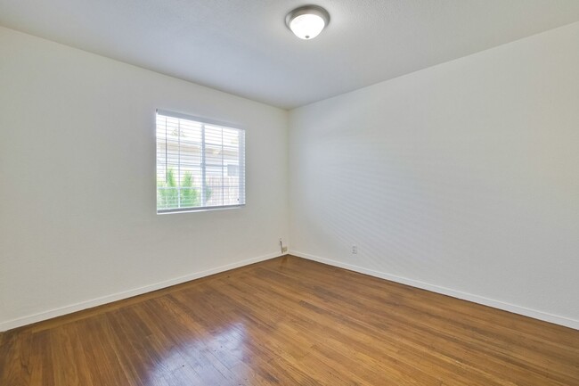 Building Photo - Duplex in Mountain View -  hardwood floors...