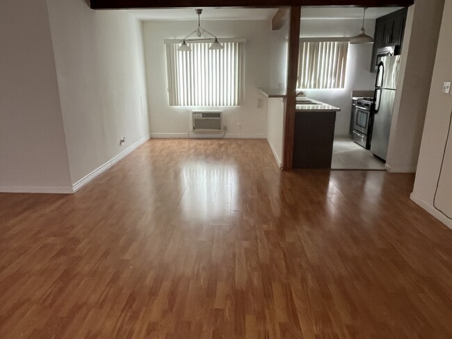 Spacious living room - 15484 Moorpark St